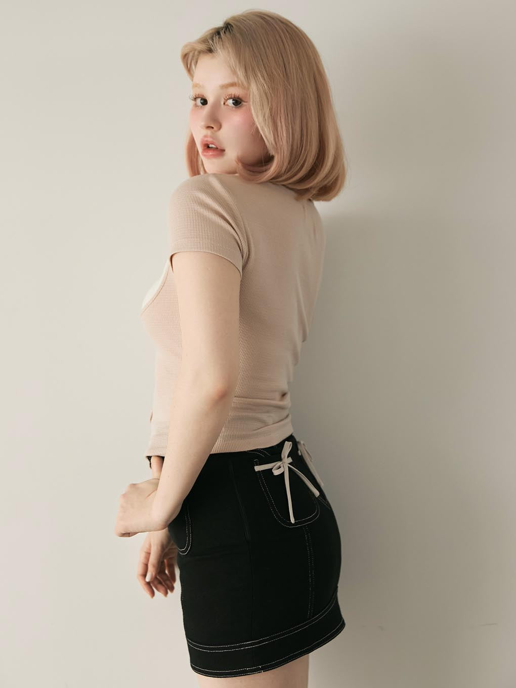 Back ribbon mini skirt