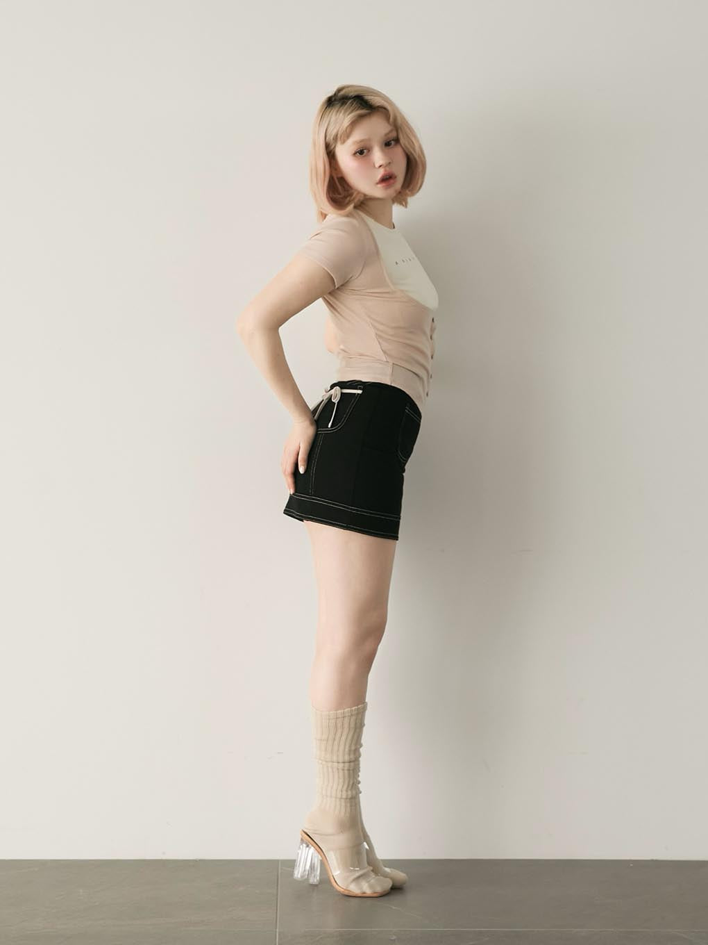 Back ribbon mini skirt