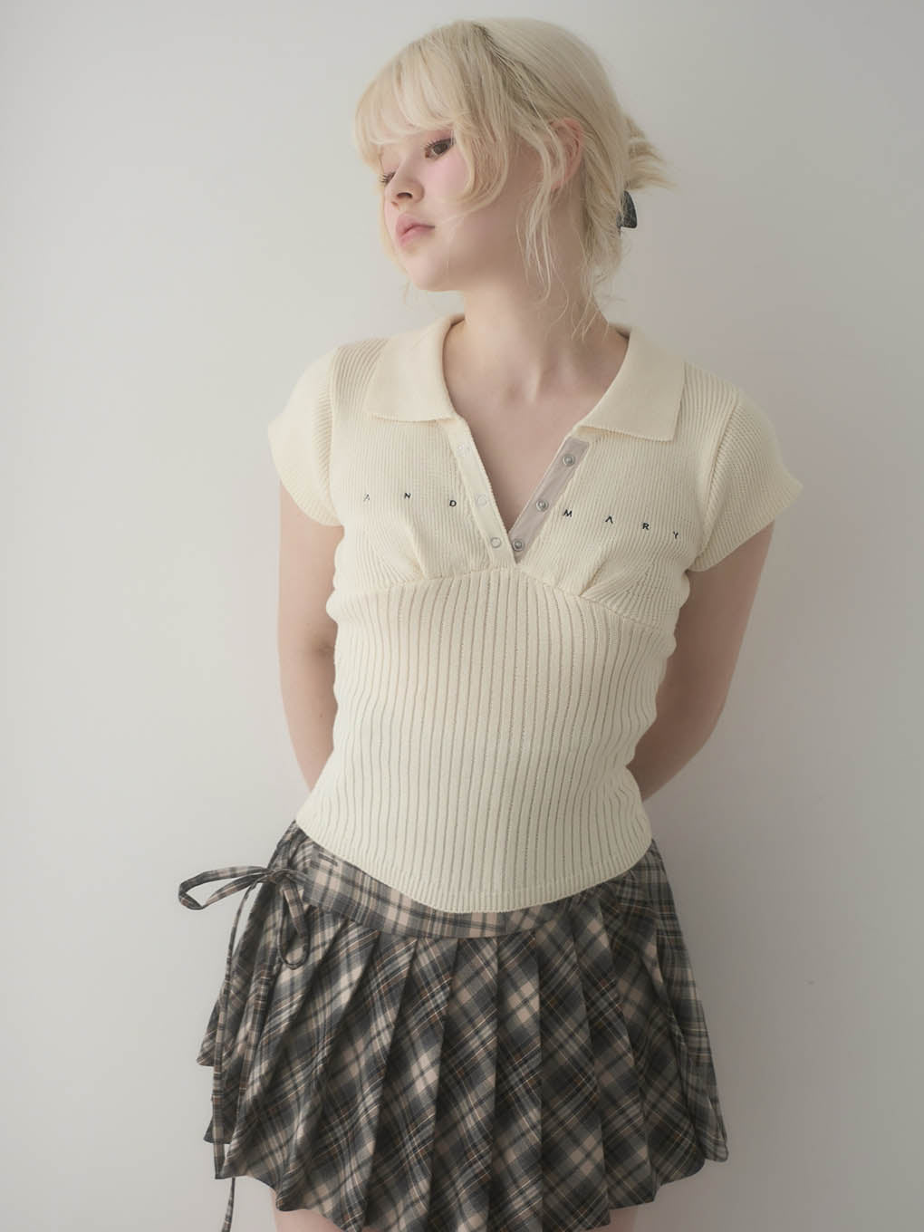 Lindsay logo tops