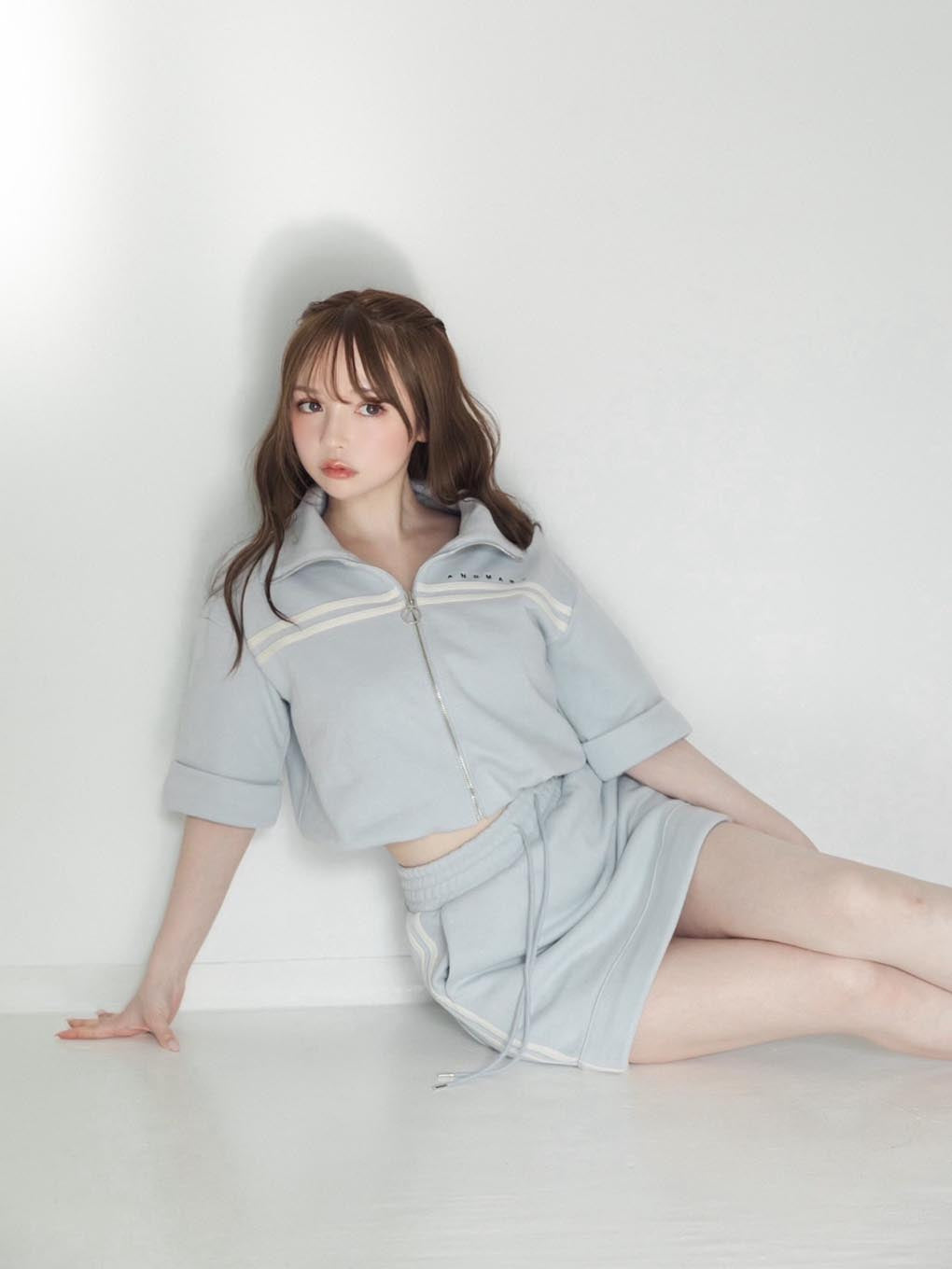 Ami line zip tops