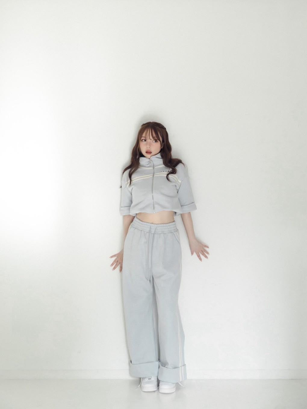 Ami line zip tops