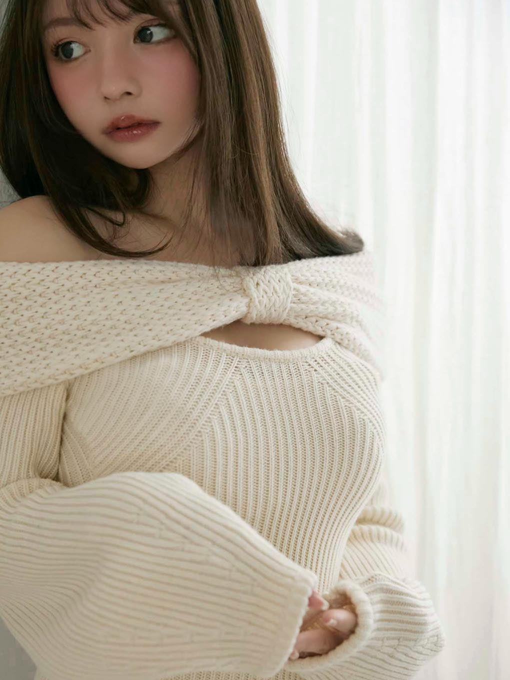 Amanda offshoulder knit dress